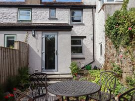 A garden area with a table and chairs at The Cottage on The Square, Chagford