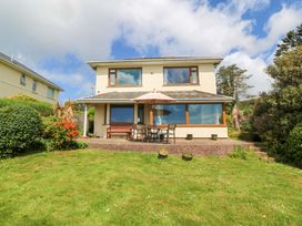 A house with a garden and outdoor seating area at Cwm Eilir in Criccieth