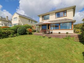 A house with a patio and garden area at Cwm Eilir in Criccieth