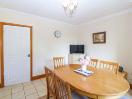 A dining room with a table and chairs at Cwm Eilir in Criccieth
