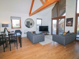 A living room with a dining table and sofa at Lodge 1 in South Hykeham