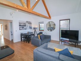 A living room with furniture and a dining area at Lodge 1 South Hykeham