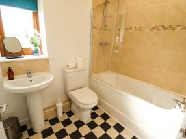 A bathroom with a pedestal sink toilet bathtub and shower at Lodge 3 in Thorpe-On-The-Hill