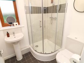 A bathroom with a shower, sink, and toilet at Lodge 3 Thorpe-On-The-Hill