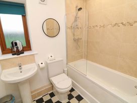 A bathroom with a sink, toilet, and bathtub at Lodge 3 in Thorpe-On-The-Hill