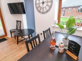 A dining room with a table and chairs at Lodge 4 in South Hykeham
