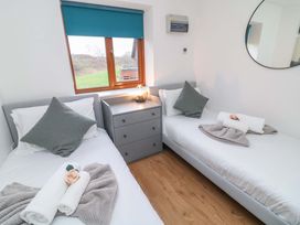 A bedroom with twin beds and a chest of drawers at Lodge 4 South Hykeham