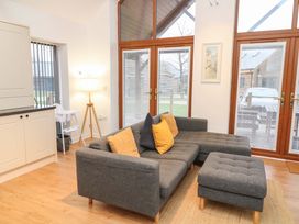 A living room with a couch and a lamp at Lodge 7 in South Hykeham