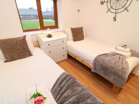 A bedroom with two beds and a drawer at Lodge 7 in South Hykeham