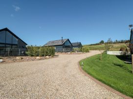 An outdoor area with a gravel driveway and buildings at Stags Mount in Thornton Dale