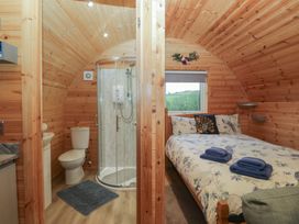 A bedroom with an en-suite bathroom at Holly in Ulverston