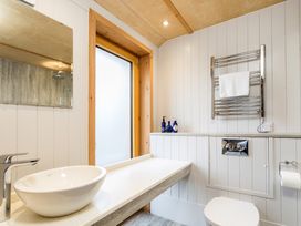 A bathroom with a wash basin and toilet at Lodge 14 in Corfe Castle