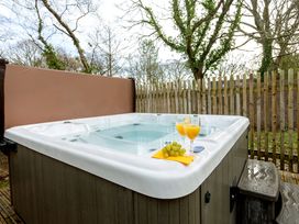 A hot tub with drinks and grapes at Lodge 15 in Corfe Castle