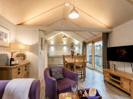 A living room with a dining area and kitchen in Lodge 19 Corfe Castle