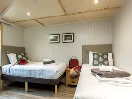 A bedroom with two beds and decorative items at Lodge 19 in Corfe Castle