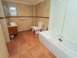 A bathroom with a sink, toilet, and bathtub at 1 Pear Tree in Beadnell