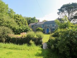 A house with a garden and pathway at Sunnyvale Cottage in Rosudgeon
