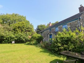 A house with garden and seating area at Sunnyvale Cottage in Rosudgeon