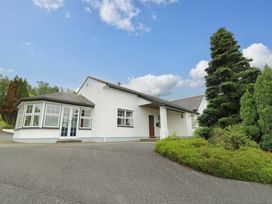 A house with a driveway and gardens at Bwthyn Clai in Llangefni