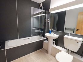 A bathroom with a bathtub, sink, and toilet at Mallard Cottage in Penrith