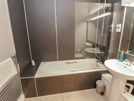 A bathroom with a bathtub, sink, and toilet at Mallard Cottage in Penrith
