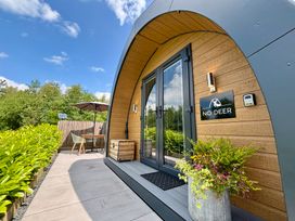 An outdoor area with a table and chairs at No Deer in Ashbourne