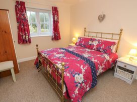 Holly Cottage - Isle of Wight & Hampshire - 1125740 - thumbnail photo 16