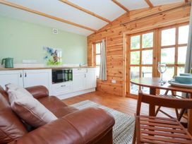 A living room with kitchen amenities and seating at Lodge 2 York