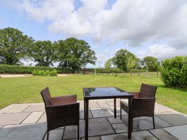 A garden with a table and chairs at Lodge 2 in York