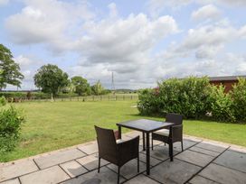 A garden with a table and chairs at Lodge 3 in Strensall