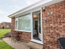 8 Royal Chalet Park - Norfolk - 1126879 - thumbnail photo 2