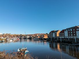 Whitby Waves - North Yorkshire (incl. Whitby) - 1127244 - thumbnail photo 34