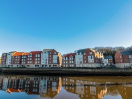 Whitby Waves - North Yorkshire (incl. Whitby) - 1127244 - thumbnail photo 1