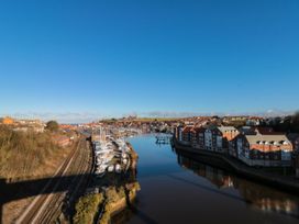 Whitby Waves - North Yorkshire (incl. Whitby) - 1127244 - thumbnail photo 35