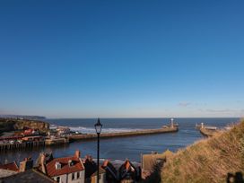 Whitby Waves - North Yorkshire (incl. Whitby) - 1127244 - thumbnail photo 37