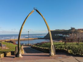 Whitby Waves - North Yorkshire (incl. Whitby) - 1127244 - thumbnail photo 38