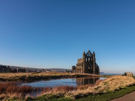 Whitby Waves - North Yorkshire (incl. Whitby) - 1127244 - thumbnail photo 39