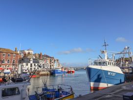 A harbor with boats and buildings at The Hideaway in Portesham