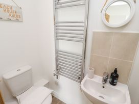 A bathroom with toilet and washbasin at The Beach House (Beadnell)