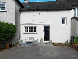 A house exterior with seating and plants at Swallows Nest Cottage in Hawkshead