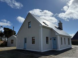 A house with a blue door and windows at Geesala 