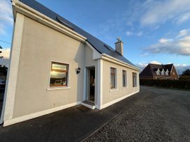 An exterior view of a house with windows and driveway at Geesala