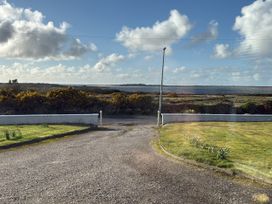A view of a road leading to a field at Geesala