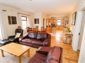 A living room with sofas and a dining area at Geesala in Gweesalia