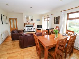 A living room with a sofa and dining area at Geesala in Gweesalia