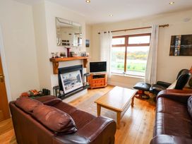 A living room with a sofa and coffee table at Geesala in Gweesalia
