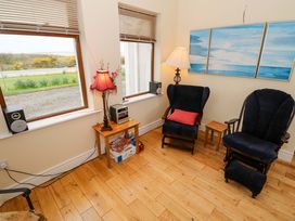 A snug with two chairs and a table at Geesala in Gweesalia