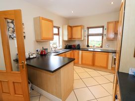 A kitchen with cupboards and a sink at Geesala in Gweesalia