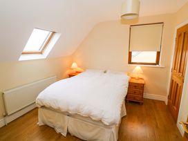 A bedroom with a bed and bedside tables at Geesala in Gweesalia