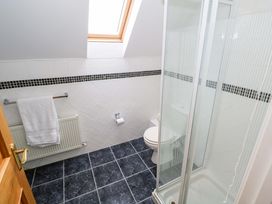 A bathroom with a shower and toilet at Geesala in Gweesalia